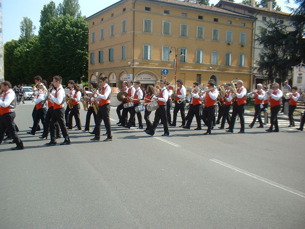 Sfilata in strada banda di Minerbio 